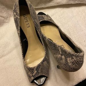 Women 4 inch Black/White GUESS pump